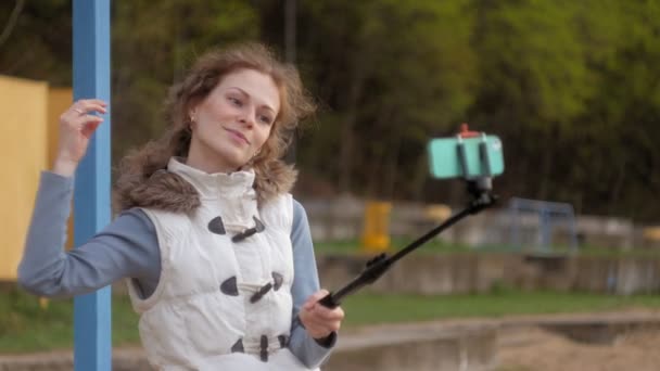 Mooi meisje glimlach nemen zelf foto selfie met slimme telefoon mobiel op de rivieroever — Stockvideo