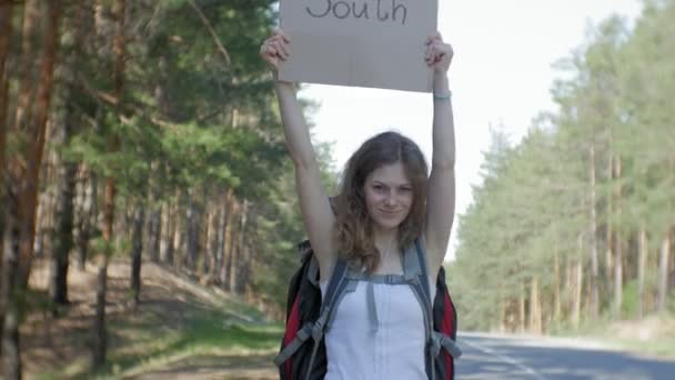 Junge Schöne Frau Trampt Auf Der Straße Stehend Mit Einem — Stockvideo