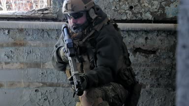 Kamuflaj tüfek Dürbünü pencereden bir eski bina, askeri kavram üzerinden amaçlayan bir askeri silah ile askerler