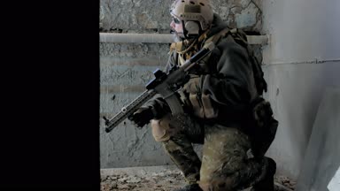 Kamuflaj tüfek Dürbünü pencereden bir eski bina, askeri kavram üzerinden amaçlayan bir askeri silah ile askerler