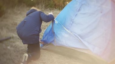 Çocuk bir turist çadır orman doğada toplamak