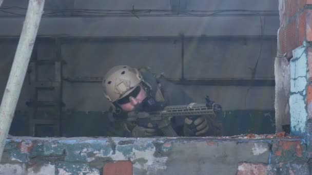 Soldats en camouflage avec une arme militaire visant à travers la vue du fusil à travers la fenêtre d'un vieux bâtiment, le concept militaire — Video