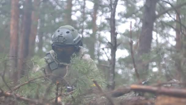 군인 전투 무기와 위장에 숲, 군사 개념의 대피 소에 해 고 되 고 있다 — 비디오