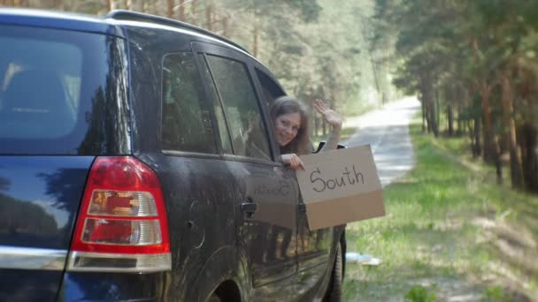 Młoda Kobieta Piękne Autostopem Stojący Drodze Plecakiem Stół Napisem Południe — Wideo stockowe