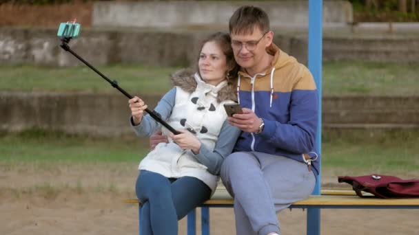 Man fnd vrouw glimlach nemen zelf foto selfie met slimme telefoon mobiel op het park — Stockvideo