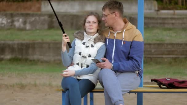 Adam fnd kadın gülümseme almak kendi kendine resim selfie akıllı telefon ile mobil bulunan Parkı — Stok video