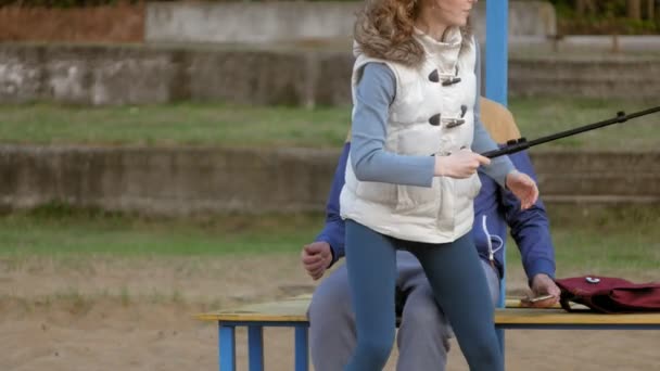 Man fnd vrouw glimlach nemen zelf foto selfie met slimme telefoon mobiel op het park — Stockvideo