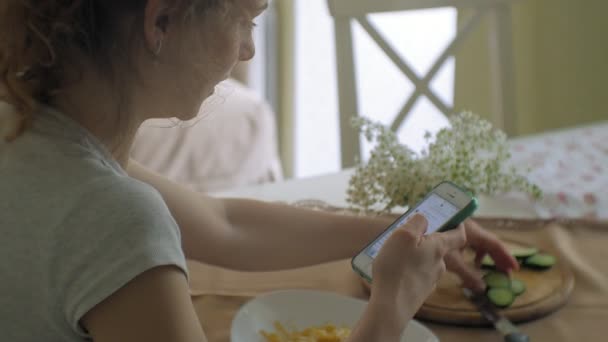 Una Hermosa Mujer Joven Comiendo Pasta Pollo Parmesano Casa Cocina — Vídeo de stock