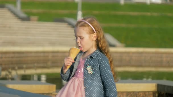 Chica feliz con un poco de dulce helado en sus vacaciones . — Vídeo de stock