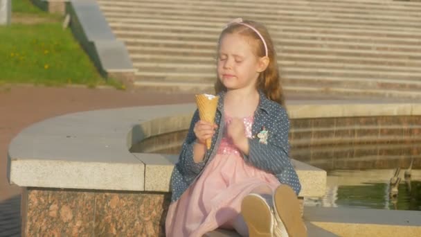 Chica feliz con un poco de dulce helado en sus vacaciones . — Vídeos de Stock