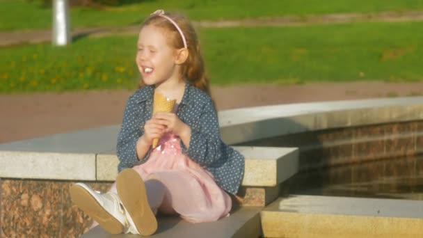 快乐的女孩与一些甜美的冰淇淋在她的假期. — 图库视频影像