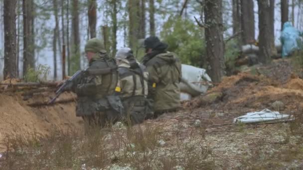 戦闘武器迷彩の兵士が軍事概念の森の避難所で解雇します。 — ストック動画