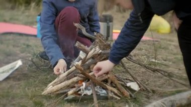 Mutlu aile turist bir yolculuğa. Anne ve çocuk yangın yükseltmek