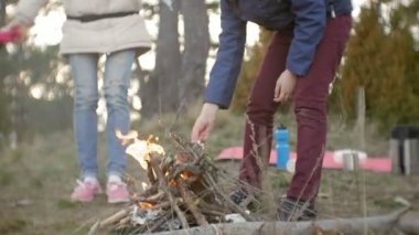 Mutlu aile turist bir yolculuğa. Anne ve çocuk yangın yükseltmek