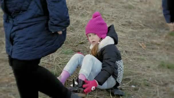 Linda niña está jugando en su tienda en el bosque viste sus zapatos — Vídeos de Stock