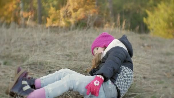 Niedliches kleines Mädchen spielt in ihrem Zelt im Wald und zieht seine Schuhe an — Stockvideo