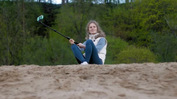 Hübsches Mädchenlächeln macht Selfie mit Smartphone-Handy am Flussufer — Stockvideo