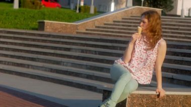 Anne ve kızı bir parkta dondurma yemek. Anne ve çocuk. mutlu aile rahatlatıcı