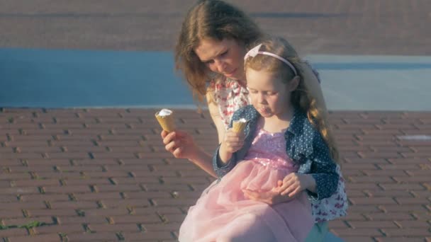 Anne ve kızı bir parkta dondurma yemek. Anne ve çocuk. mutlu aile rahatlatıcı — Stok video