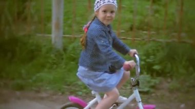 Küçük güzel kız bir bisiklet sürme