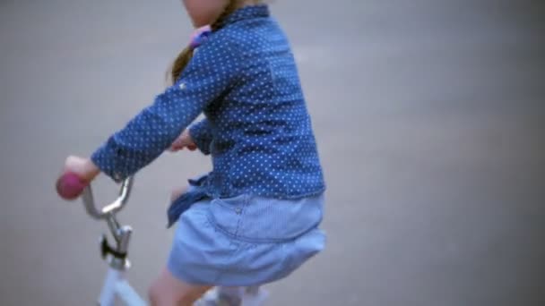 Pequena Menina Bonita Está Montando Uma Bicicleta — Vídeo de Stock