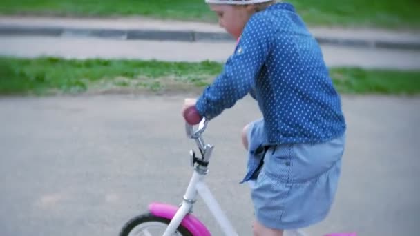 小漂亮的女孩骑自行车 — 图库视频影像