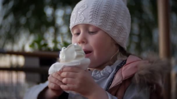 Beyaz örgü şapkalı dondurma yemek şirin bebek kız — Stok video