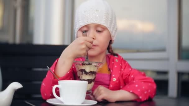 Mother and daughter eat and drink in cafe outside — Stock Video