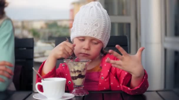 Мать и дочь едят и пьют в кафе на улице — стоковое видео
