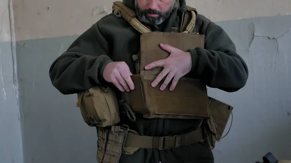 Soldaten in camouflage voorbereiden van slag en check out uitrusting en wapens — Stockfoto
