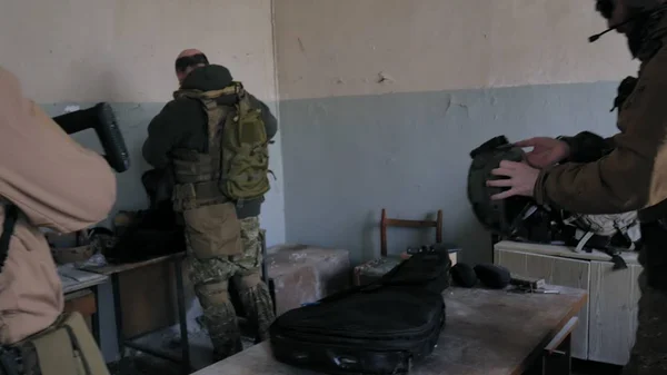 Soldados en camuflaje se preparan para la batalla y revisan equipos y armas — Foto de Stock