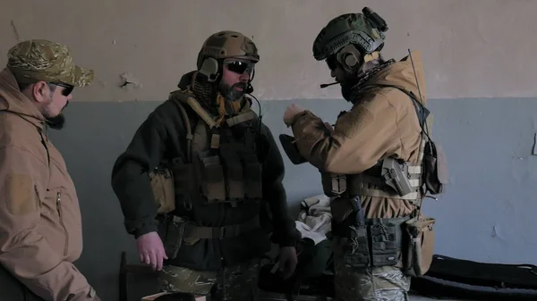 Soldados en camuflaje se preparan para la batalla y revisan equipos y armas —  Fotos de Stock