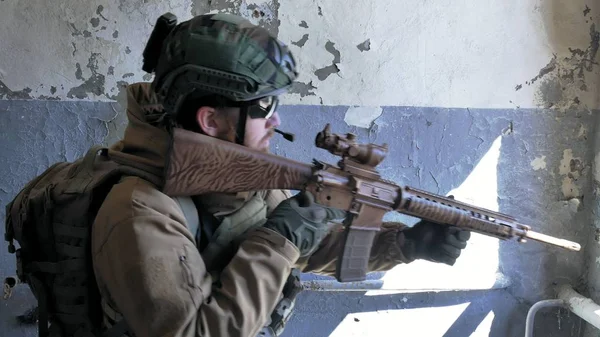 Katonák álcázás egy katonai fegyver a puska látvány egy régi épület, a katonai koncepció az ablakon keresztül, amelynek célja — Stock Fotó