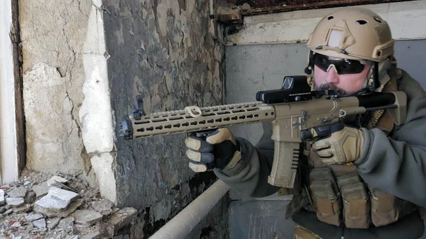 Katonák álcázás egy katonai fegyver a puska látvány egy régi épület, a katonai koncepció az ablakon keresztül, amelynek célja — Stock Fotó