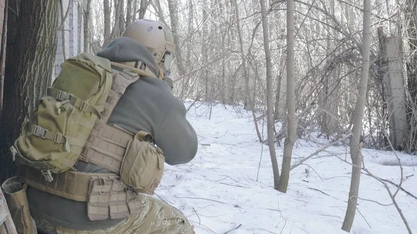 Soldados em camuflagem com armas de combate saem do antigo prédio, com o objetivo de capturá-lo, o conceito militar. — Fotografia de Stock