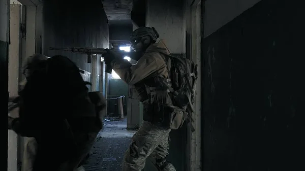 Eski bina, askeri kavram koridorlarda savaş silahları ile kamuflaj Askerllerin gizlice