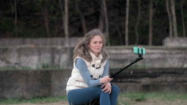 Söt flicka leende ta själv föreställer selfie med smart telefon mobil på parken — Stockvideo