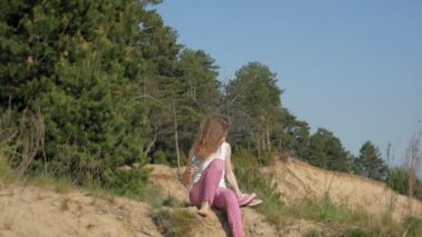 Bir ormanda bir akıllı telefon kullanan genç kadın. Güzel kız ormanda telefonda yazarak.