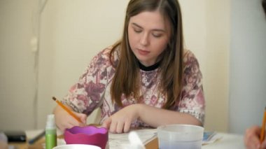 Evde boya stüdyo yaratıcı araçlar iki genç kadın sanatçı