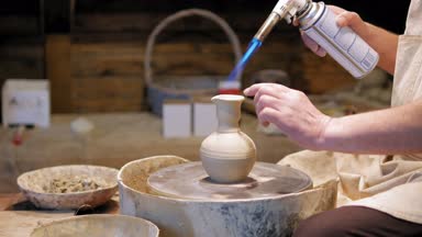 İş yerinde potter. Çömlekçilik direksiyonda seramik kap yapma potter