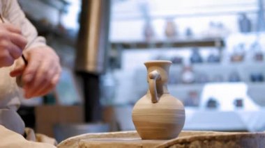 İş yerinde potter. Çömlekçilik direksiyonda seramik kap yapma potter