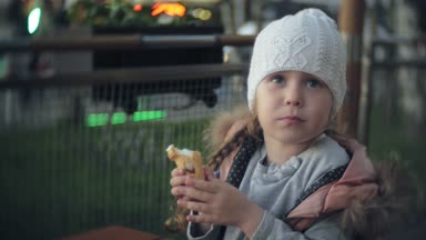 Beyaz örgü şapkalı dondurma yemek şirin bebek kız
