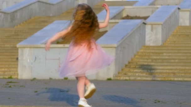Pequena menina feliz correndo no parque — Vídeo de Stock