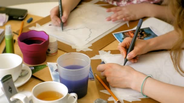 Две молодые художницы рисуют на домашней студии творческие инструменты — стоковое видео