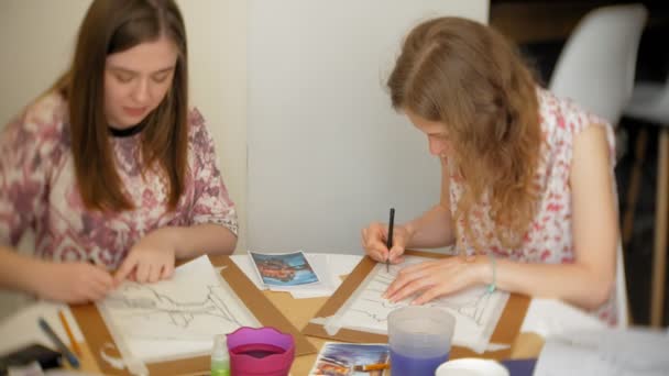 Evde boya stüdyo yaratıcı araçlar iki genç kadın sanatçı — Stok video
