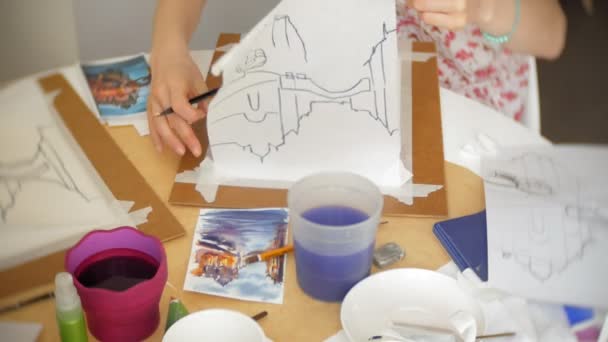 Giovane artista pittura a casa studio strumenti creativi primo piano — Video Stock
