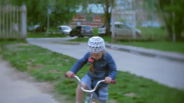 Kleines schönes Mädchen fährt Fahrrad — Stockvideo