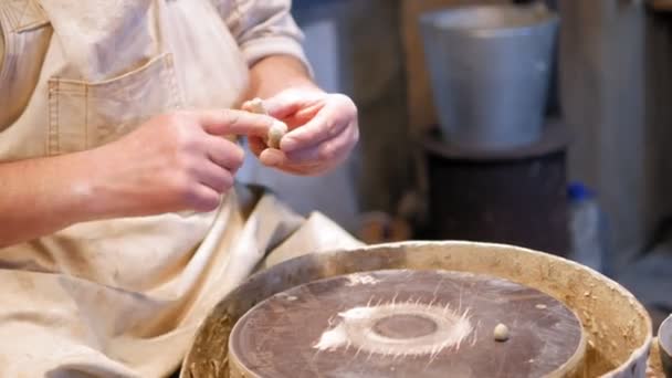 Potter op het werk. pottenbakker maken keramische pot op het aardewerk wiel — Stockvideo