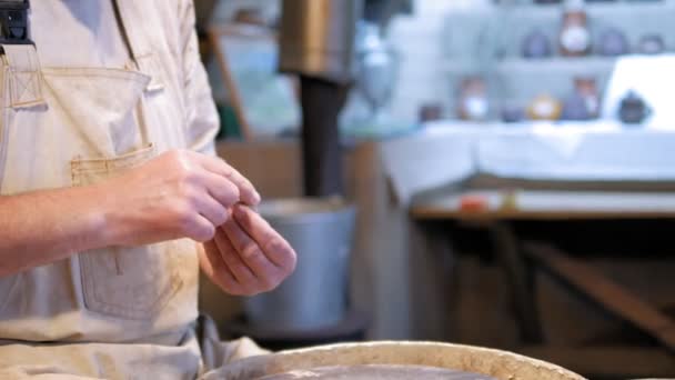 Potter at work. Potter making ceramic pot on the pottery wheel — Stock Video