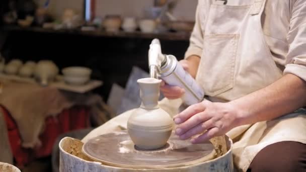 Potter en el trabajo. alfarero haciendo olla de cerámica en la rueda de cerámica — Vídeos de Stock